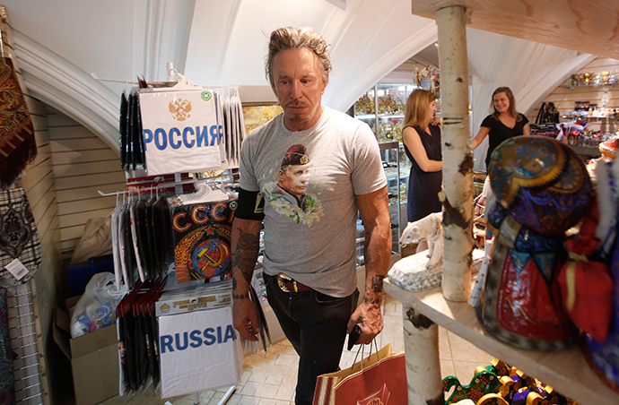 Actor Mickey Rourke wears a T-shirt with an image depicting Russia's President Vladimir Putin, as he visits a souvenir shop at GUM department store in central Moscow, August 11, 2014 (Reuters / Maxim Zmeyev)