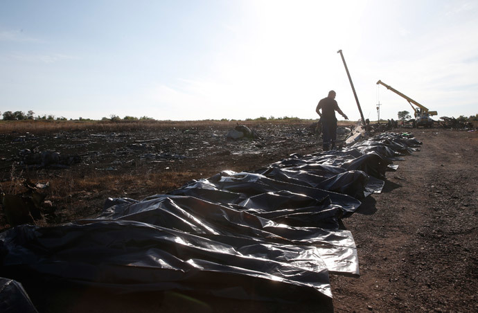 Members of the Ukrainian Emergencies Ministry gather and place bodies at the crash site of Malaysia Airlines Flight MH17, near the village of Hrabove, Donetsk region (Reuters / Maxim Zmeyev)