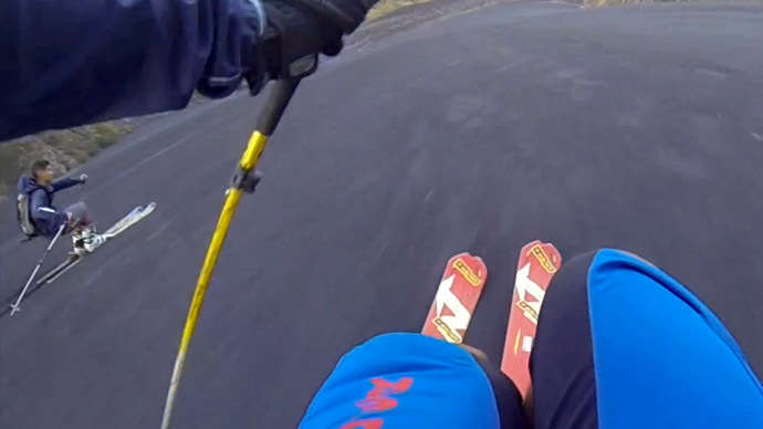 ​Skiing over cold lava: Italian thrill seekers zoom down Mt Etna (VIDEO)