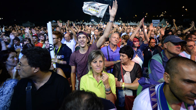 Supporters of Five Stars movement's leader Beppe Grillo listen to his speech during the "Italia 5 Stelle" three day rally on October 10, 2014 at Circus Maximus in Rome.(AFP Photo / Filippo Monteforte)