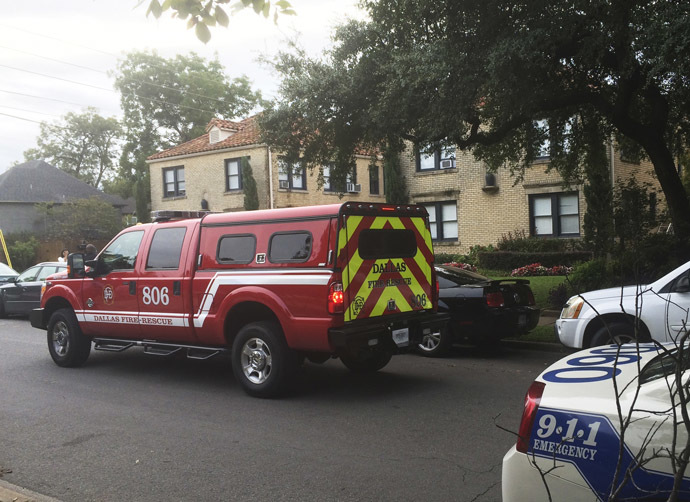 Emergency vehicles are at the apartment of a health worker who has tested positive for Ebola in Dallas, Texas, October 12, 2014. (Reuters/Lisa Maria Garza)