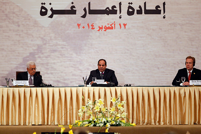 (L-R) Palestinian President Mahmoud Abbas, Egyptian President Abdel Fattah al-Sisi and Norway's Foreign Minister Borge Brende attend a Gaza reconstruction conference in Cairo October 12, 2014 (Reuters / Mohamed Abd El Ghany)