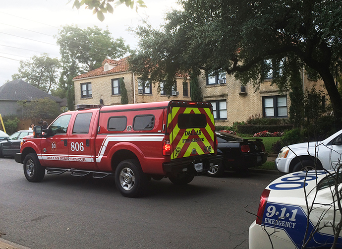 Emergency vehicles are at the apartment of a health worker who has tested positive for Ebola in Dallas, Texas, October 12, 2014 (Reuters / Lisa Maria Garza)