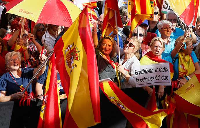 Spanish Unionists demonstrate during a rally at Catalunya square on Spain's National Day in Barcelona October 12, 2014 (Reuters / Albert Gea)