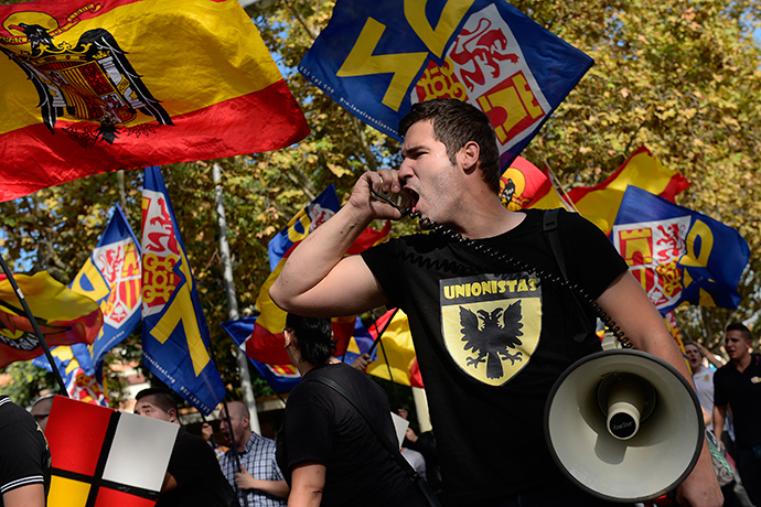 Ultra-right wing anti-separatist Catalans take part in a demonstration for the unity of Spain on the occasion of the Spanish National Day (Dia de la Hispanidad) in Barcelona on October 12, 2014 (AFP Photo / Josep Lago)