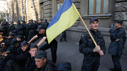 Dozens hurt and arrested after Ukrainian nationalists attack parliament (VIDEO)