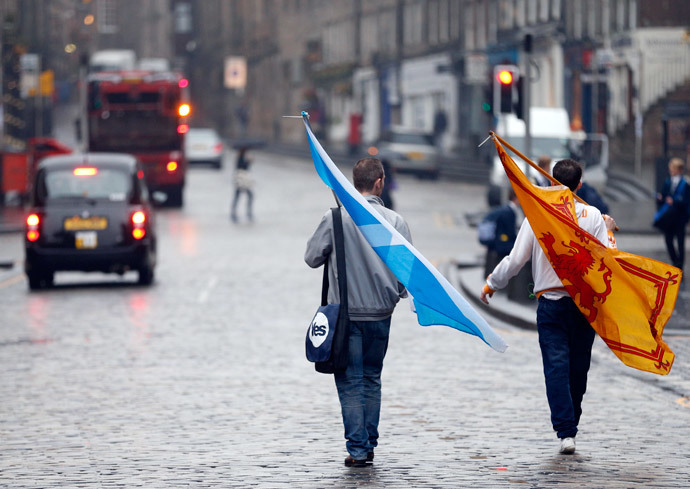 Two supporters from the "Yes" Campaign walk back home in Edinburgh, Scotland September 19, 2014.(Reuters / Russell Cheyne)