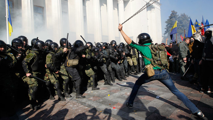 Dozens hurt and arrested after Ukrainian nationalists attack parliament (VIDEO)