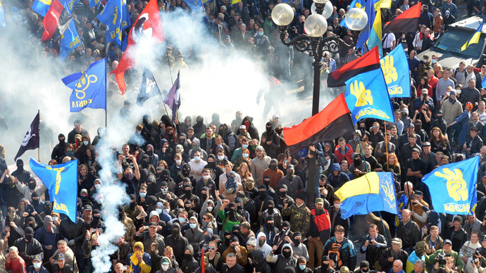 Far-right parties and movements activists clash with riot police in front of the Ukrainian Parliament in Kiev on October 14, 2014.(AFP Photo / Genya Savilov)