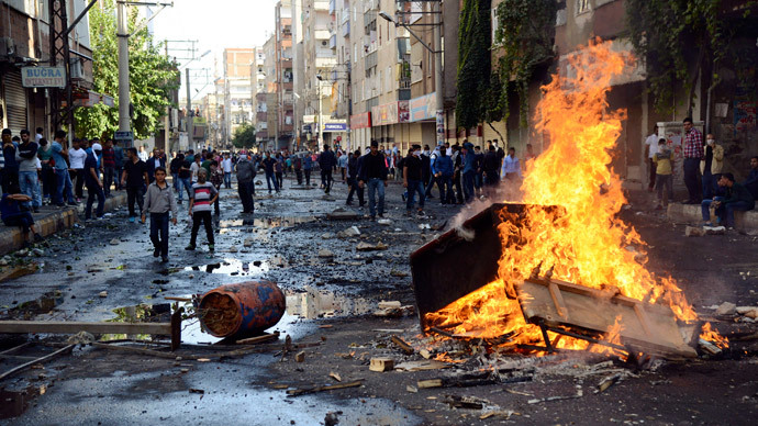 Kurdish protesters set fire to a barricade set up to block the street as they clash with riot police in Diyarbakir October 7, 2014.(Reuters / Stringer)