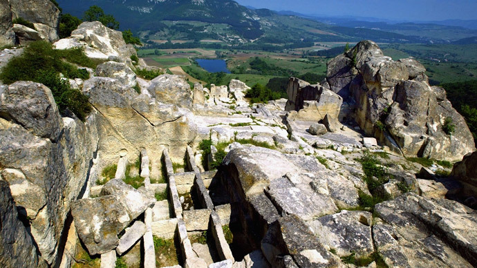 A view of the necropolis (L) in the ancient city of Perperikon.(AFP Photo / Dimitar Dilkoff)