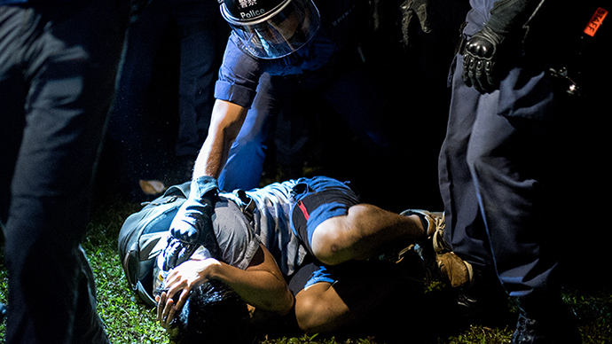 Hong Kong police officers beat protester, use pepper spray, arrest dozens (VIDEO)