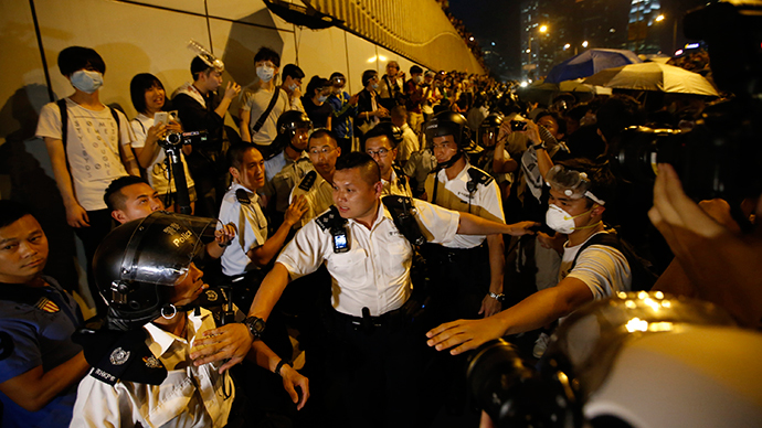 Police retreat after confronting protesters near the government headquarters in Hong Kong late October 14, 2014. (Reuters / Carlos Barria)
