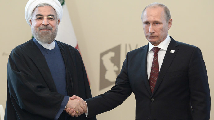Iranian President Hassan Rouhani (L) shakes hands with his Russian counterpart Vladimir Putin.(AFP Photo / Alexey Nikolsky)
