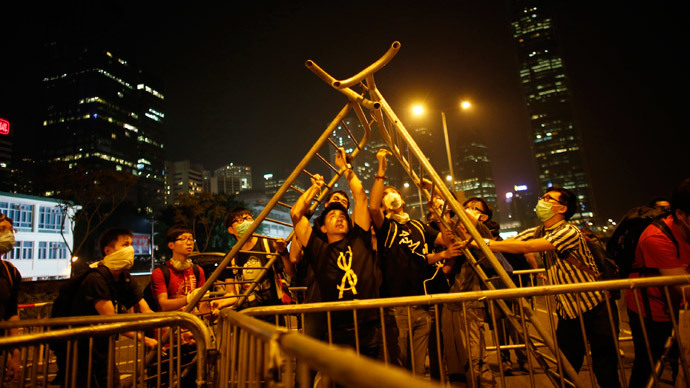 Pro-democracy protesters build a barricade near the government headquarters in Hong Kong late October 14, 2014.(Reuters / Carlos Barria)