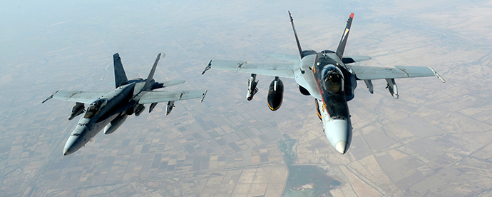 U.S. Navy F-18E Super Hornet jets leave to support military operations against ISIL after receiving fuel from a KC-135 Stratotanker over Iraq, October 4, 2014 (Reuters / USAF)