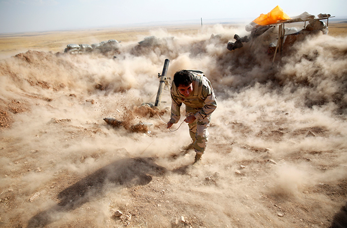 A Kurdish Peshmerga fighter launches mortar shells (Reuters / Ahmed Jadallah)