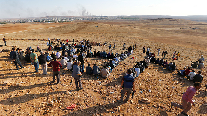 Turkish Kurds gather on the hill near the Mursitpinar border crossing on the Turkish-Syrian border near the southeastern town of Suruc in Sanliurfa province to support Kurdish fighters in Koban October 15, 2014 (Reuters / Kai Pfaffenbach)