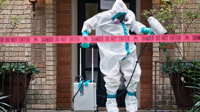 A member of the CG Environmental HazMat team disinfects the entrance to the residence of a health worker at the Texas Health Presbyterian Hospital who has contracted Ebola in Dallas, Texas, October 12, 2014.(Reuters / Jaime R. Carrero)