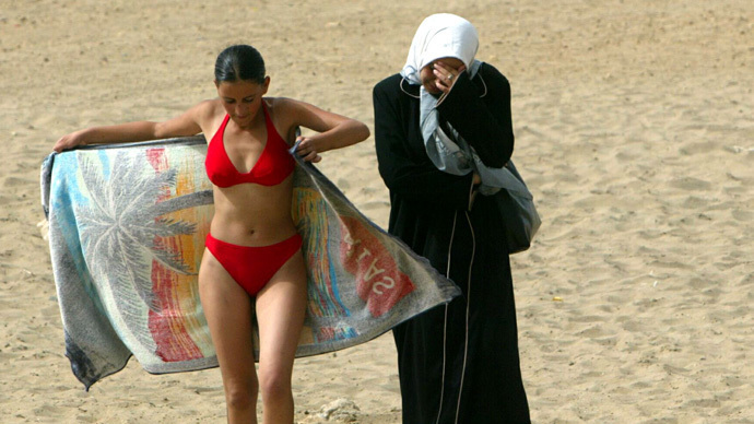Right-wingers in Italy protest Muslim women’s swimming course