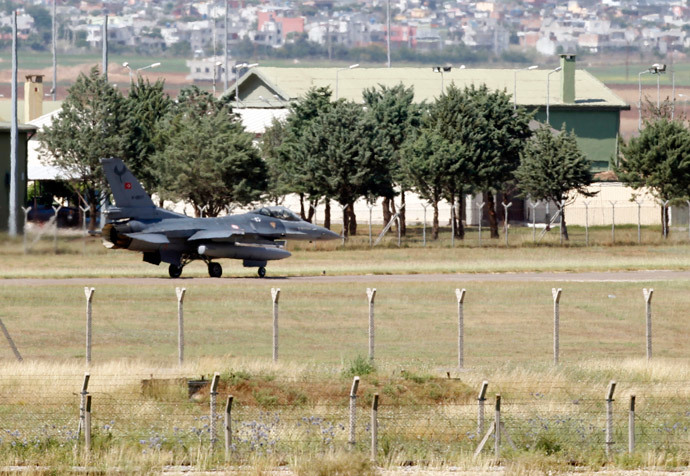 A Turkish F-16 fighter jet prepares for take of from Incirlik airbase in the southern Turkish city of Adana (Reuters / Umit Bektas)