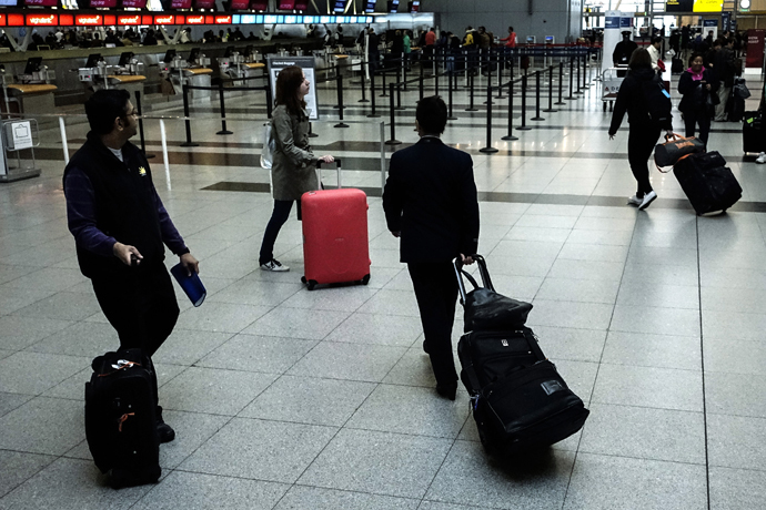 Passengers make their way at JFK International Airport in New York. (Reuters/duardo Munoz)