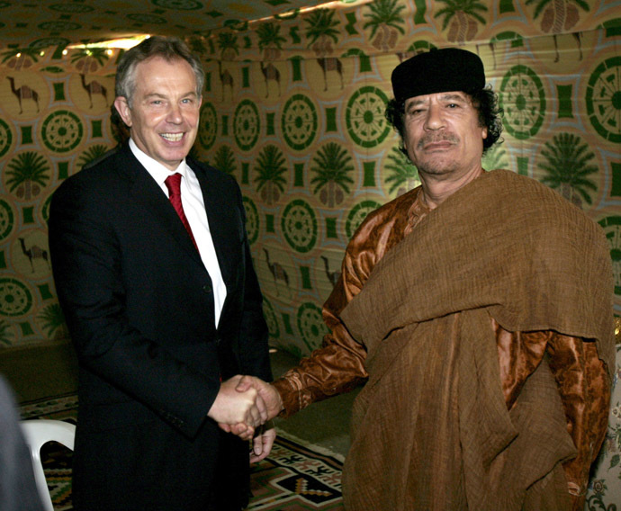 Britain's Prime Minister Tony Blair (L) shakes hands with Libyan leader Muammar Gaddafi. (Reuters/Leon Neal)