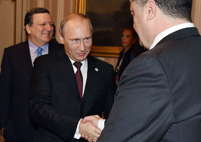 Russia's President Vladimir Putin (C) shakes hands with Ukraine's President Petro Poroshenko before their meeting with European leaders on Ukraine's crisis, on October 17, 2014 on the sidelines of the 10th ASEM summit in Milan. (AFP Photo/Daniel Dal Zennaro)