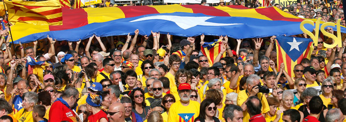 People hold a giant "Estelada" (Catalonian separatist flag) flag during a Catalan pro-independence demonstration at Catalunya square in Barcelona October 19, 2014.(Reuters / Albert Gea)