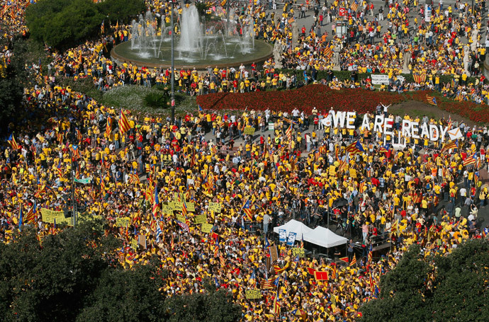 Catalan pro-independence demonstrators attend a rally at Catalunya square in Barcelona October 19, 2014. (Reuters / Albert Gea)