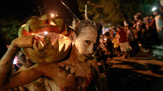 Jack-o'-Lantern mayhem: Pumpkin fest leads to drunken injuries, arrests (VIDEO)
