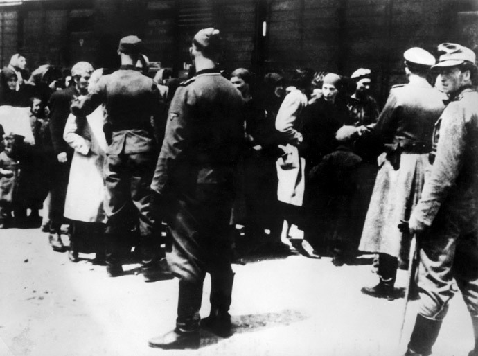 German soldiers, members of SS units, lead a new transport of prisoners to the gas chambers at the Oswiecim (Auschwitz) concentration camp. (AFP PÑÑÐµÑ)