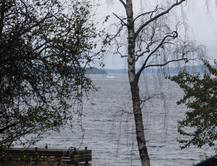 An amateur photo made available and taken on October 19, 2014 by Swedish Defence shows a dark object in a white wake in the sea. (AFP Photo / Swedish Defence)