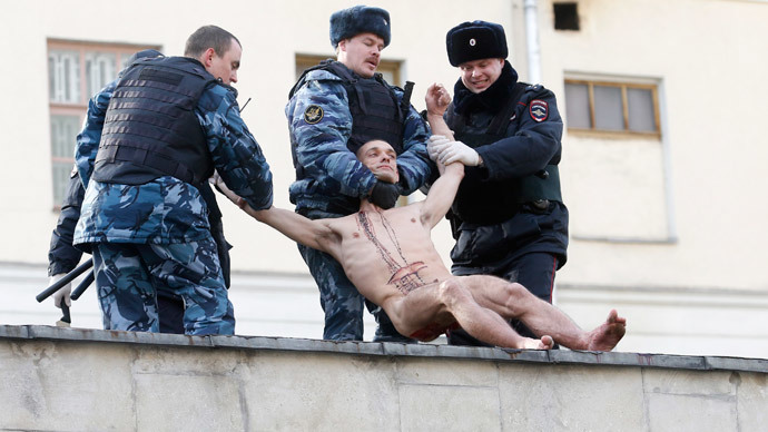 ​Naked protest artist cuts earlobe off on roof of psychiatric clinic