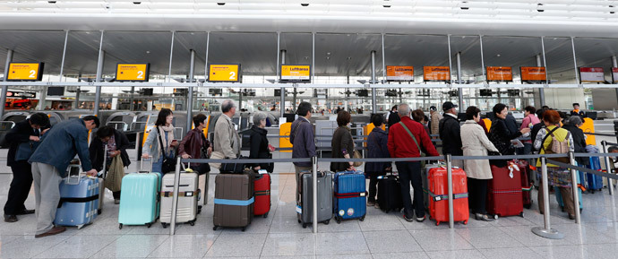 Passengers await their check-in for German airline Lufthansa at Munich airport October 20, 2014. (Reuters / Michaela Rehle)