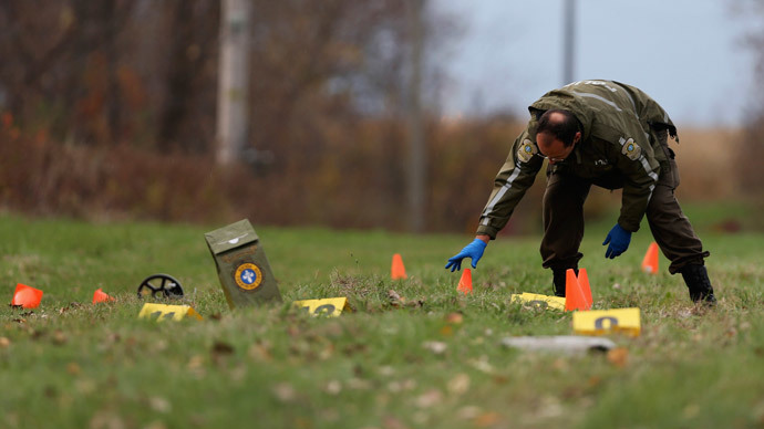 A Surete du Quebec (SQ) officer investigates the scene of a police shooting in Saint-Jean-sur-Richelieu, Quebec October 20, 2014.(Reuters / Christinne Muschi)