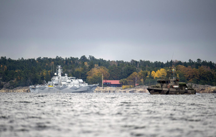 The Swedish minesweeper HMS Kullen and a guard boat in Namdo Bay on their fifth day of searching for a suspected foreign vessel in the Stockholm archipelago on October 21, 2014. (AFP Photo/Fredrik Sandberg)