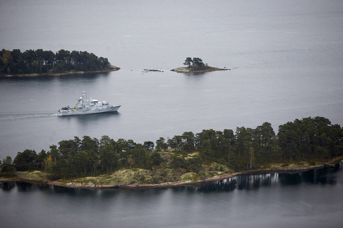 Swedish minesweeper HMS Koster patrols the waters of the Stockholm archipelago, October 19, 2014. (Reuters/Marko Saavala)