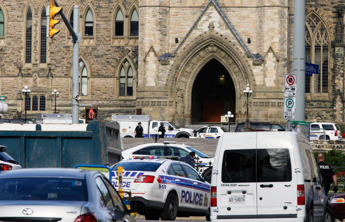 Police officers guard Parliament Hill following a shooting incident in Ottawa October 22, 2014.(Reuters / Chris Wattie)