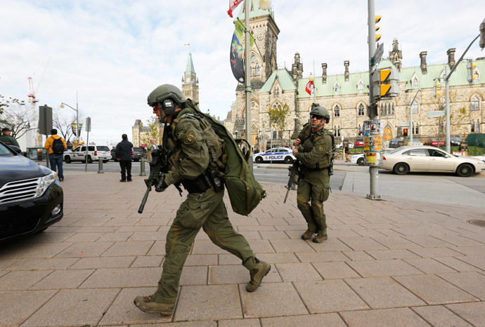 Armed RCMP officers head towards the Langevin Block on Parliament Hill following a shooting incident in Ottawa October 22, 2014.(Reuters / Chris Wattie)