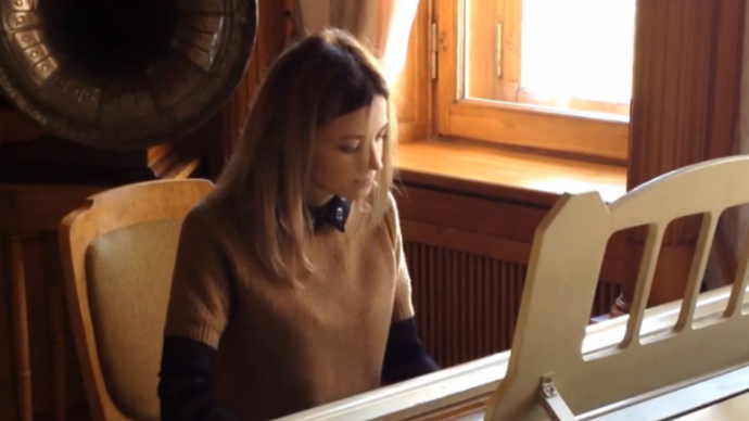 'Prosecutie' Poklonskaya hits right note in Crimean palace (VIDEO)