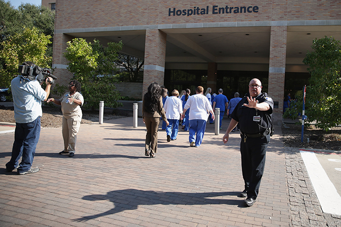 Security guards keep journalists away from the entrance of Texas Health Presbyterian Hospital (Chip Somodevilla / Getty Images / AFP) 