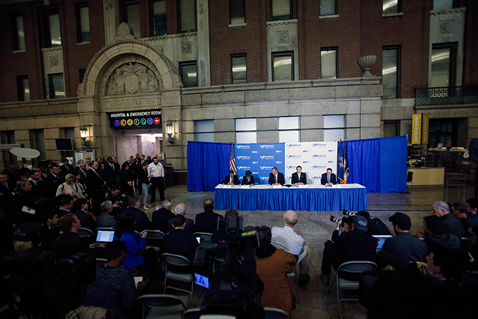 New York Mayor Bill de Blasio (table, C) and New York Governor Andrew Cuomo (table, 2nd R) attend a news conference in Bellevue Hospital in New York October 23, 2014. (Reuters / Eduardo Munoz)