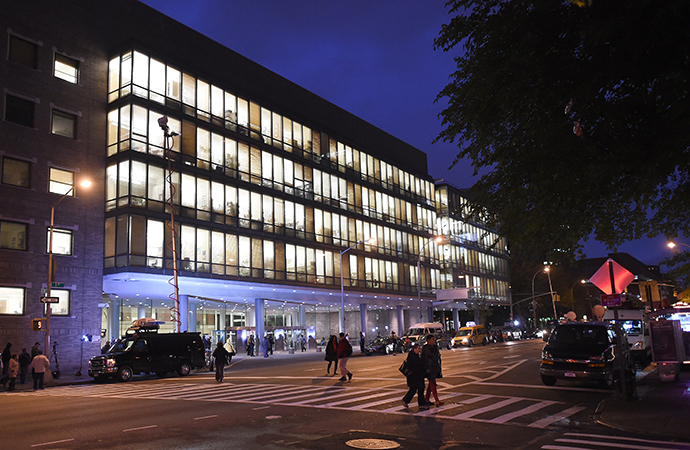 New media gather at the entrance to Bellevue Hospital October 23, 2014 after a doctor who recently returned to New York from West Africa was rushed with a fever t o be tested for possible Ebola, the city's health department said. (AFP Photo / Timothy A. Clary)