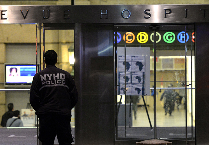 A New York City Department of Health and Hospitals Police (NYHP) officer walks past the entrance to Bellevue Hospital October 23, 2014 (AFP Photo / Timothy A. Clary)