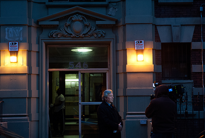 News crews assemble outside 546 W. 147th street, the apartment building of Dr. Craig Spencer, October 23, 2014 in New York City. (Bryan Thomas / Getty Images / AFP)