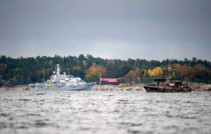 The Swedish minesweeper HMS Kullen and a guard boat are seen in the search for suspected "foreign underwater activity" at Namdo Bay, Stockholm October 21, 2014 (Reuters / Fredrik Sandberg)
