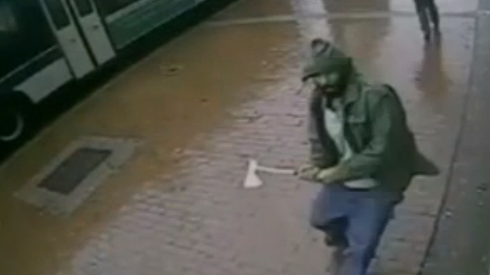 Ax-wielding man with 'Islamic extremist leanings' attacks 4 NYPD officers in broad daylight (VIDEO)