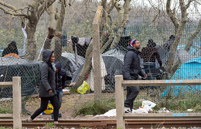 Migrants walk near their camp in Calais on October 23, 2014 (AFP Photo / Philippe Huguen)