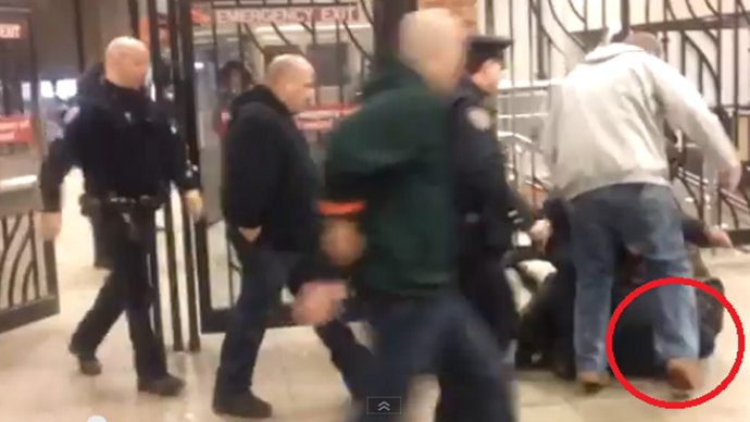 Wrong head: NYPD cop kicks fellow officer, mistaking him for suspect (VIDEO)